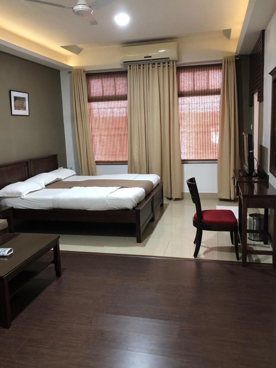 Hotel Ketan Пуна Экстерьер фото